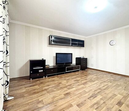 Трехкомнатная квартира, Завальная ул. - 550043